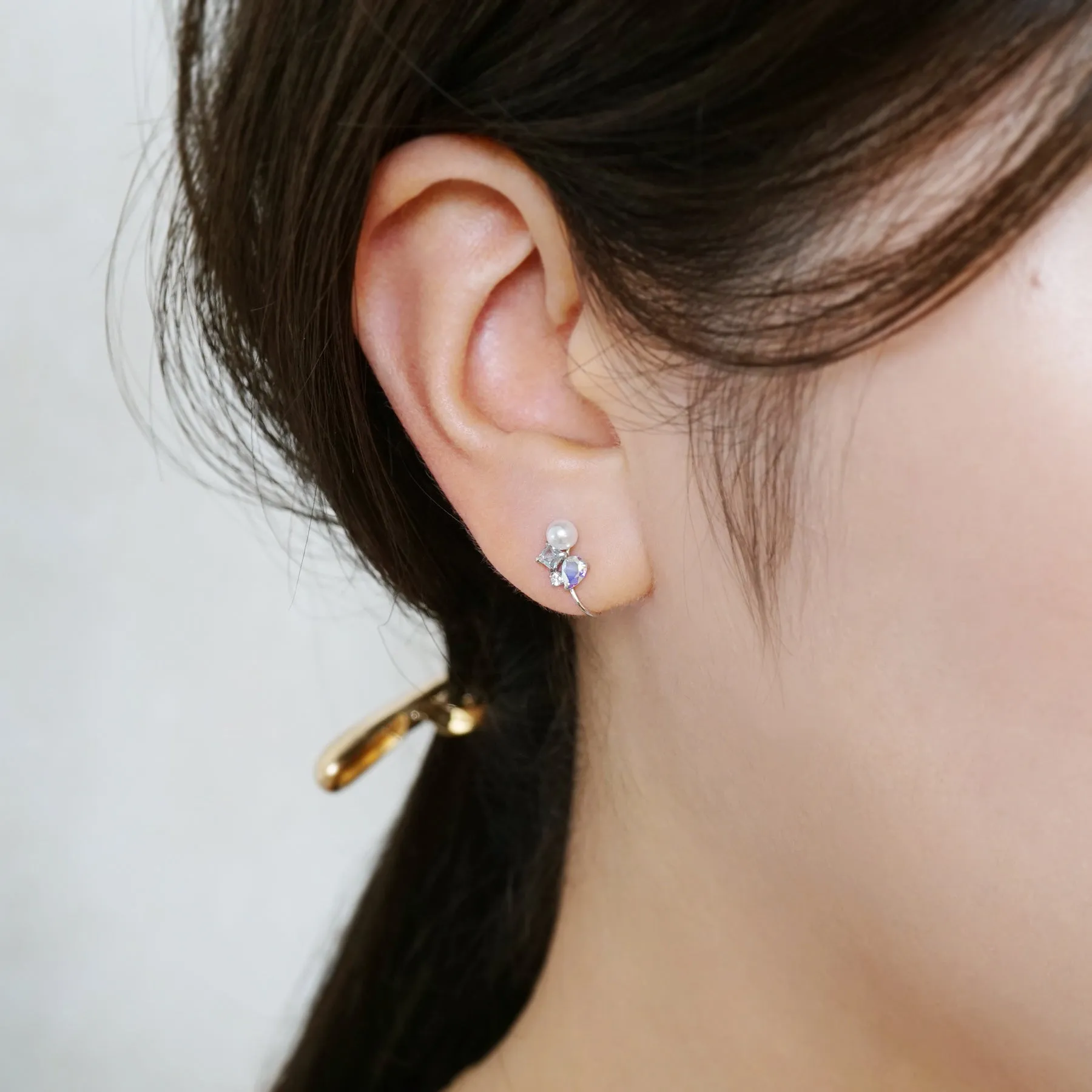 [Airy Clip-On Earrings] 10K Blue Topaz Earrings (White Gold)
