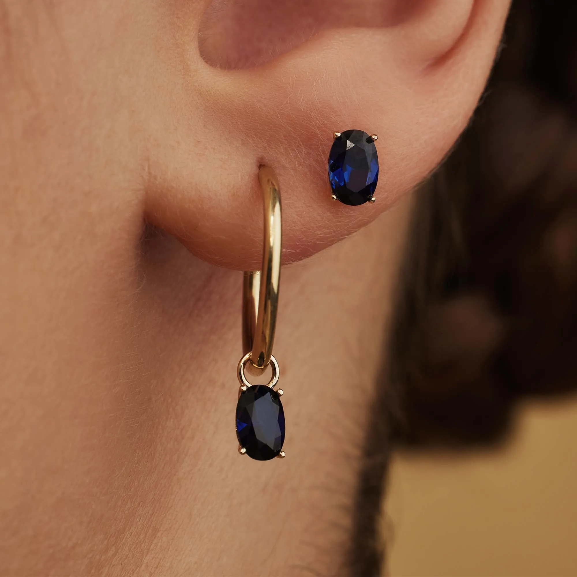 Baguette Nila 14 karat gold hoop earrings with blue zirconia stone