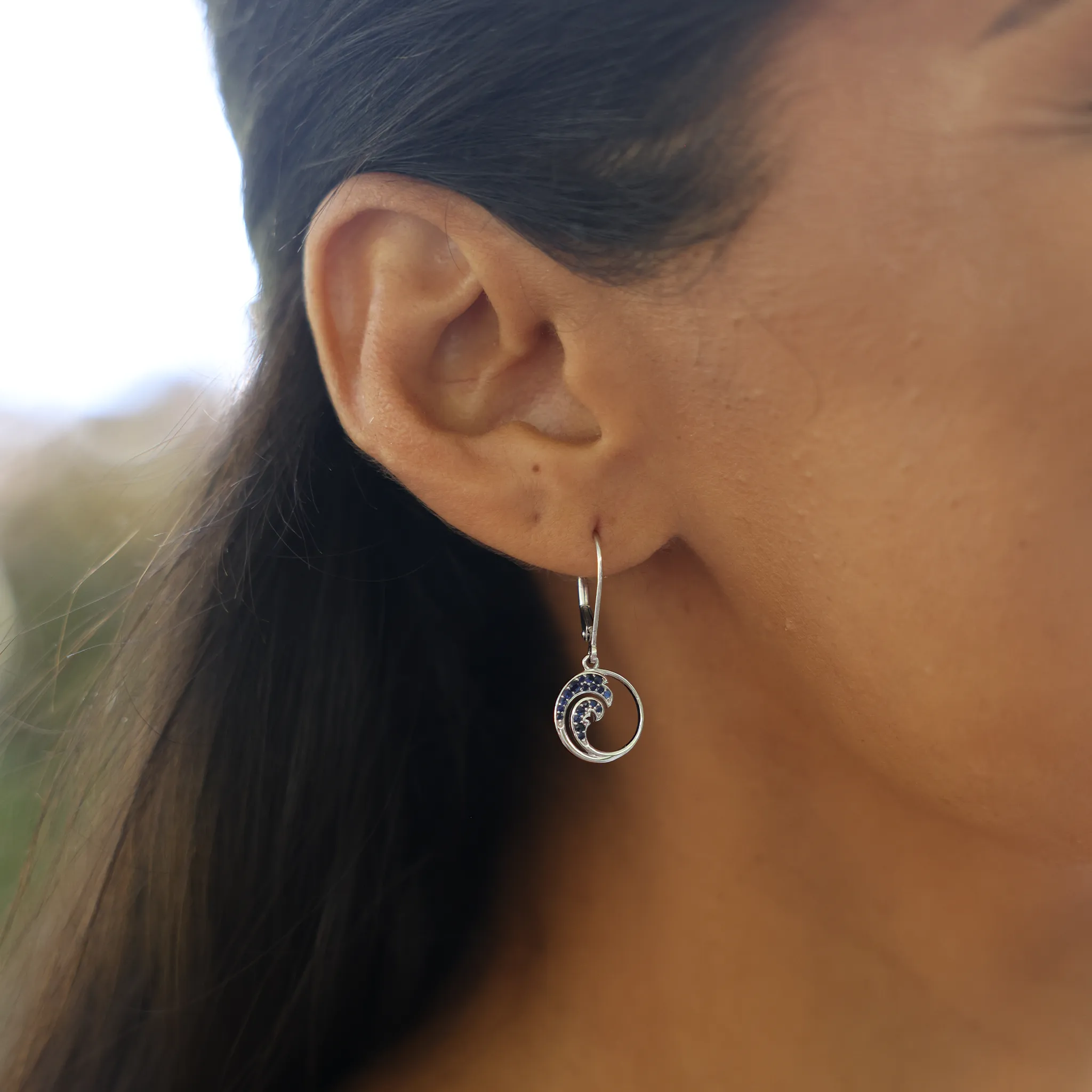 Nalu Earrings in White Gold with Blue Sapphires - 12mm