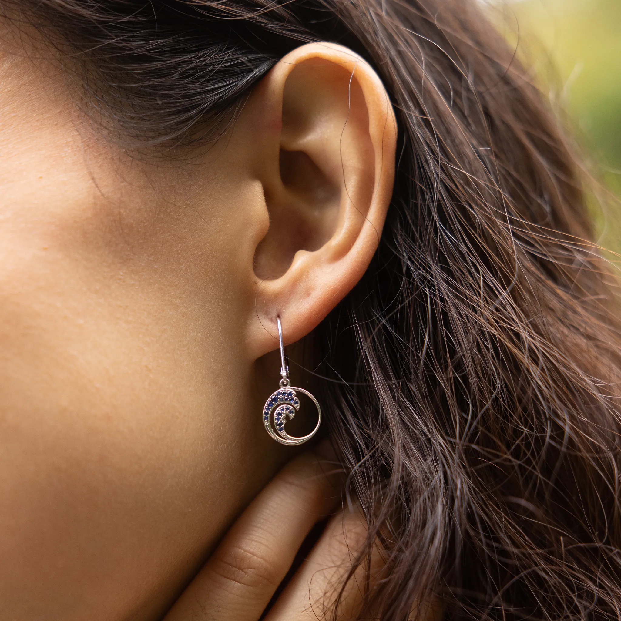 Nalu Earrings in White Gold with Blue Sapphires - 12mm