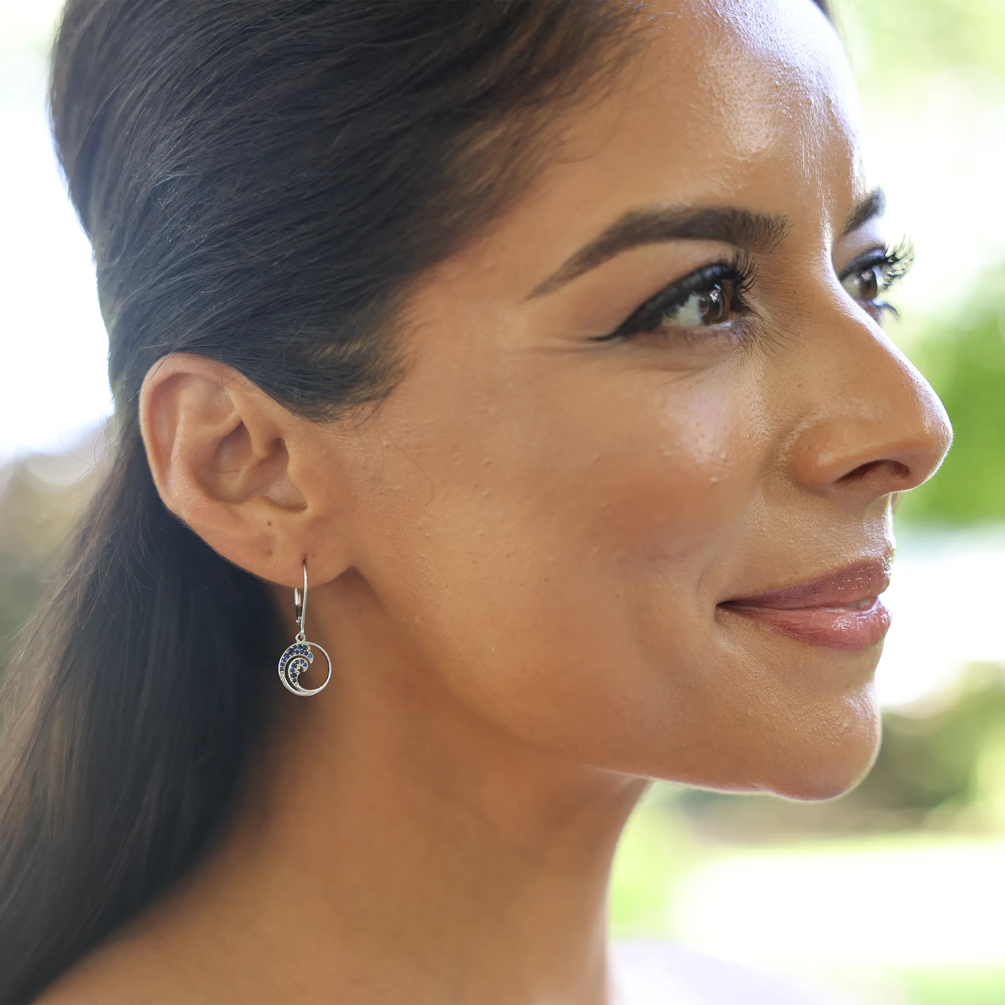 Nalu Earrings in White Gold with Blue Sapphires - 12mm