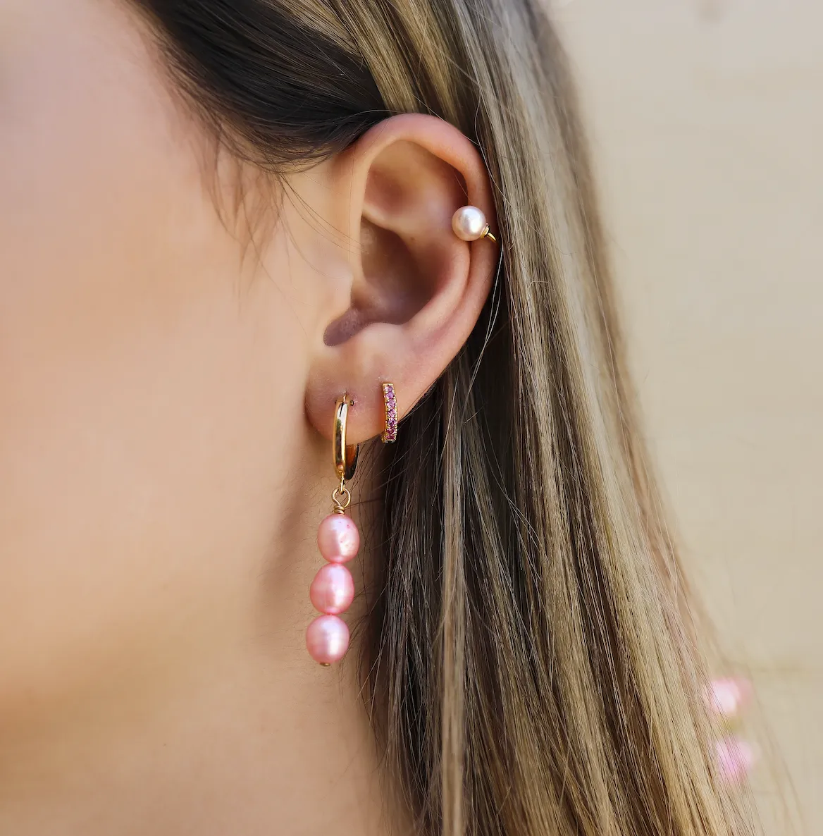 Venus huggie hoops (pink)